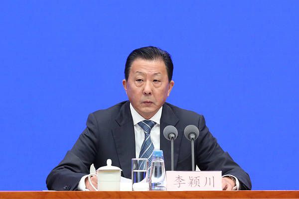 并且由于年龄原因，他可以签署一份更长的合同，这意味着费用可以在更长的时间内摊销。